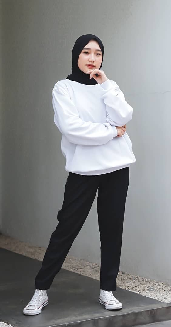 ootd hijab remaja sweater putih dengan 