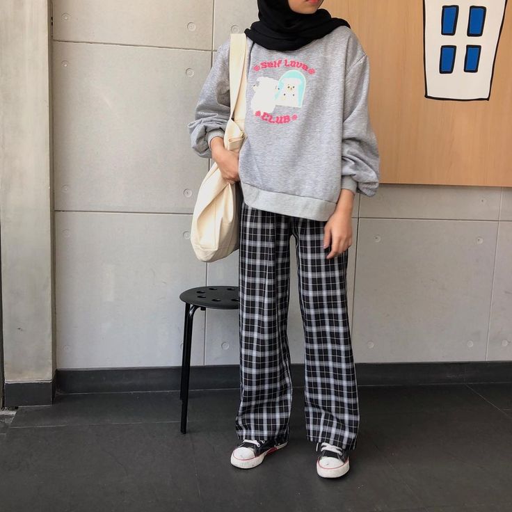 ootd sweater abu abu hijab dengan 